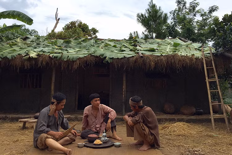 Nội dung phim “Bờm” kể về gia đình nhà Bờm gồm 3 thế hệ: ông Bờm (NSND Bùi Bài Bình), bố Bờm (nghệ sĩ Quang Tèo) và Bờm (Đỗ Duy Nam). Gia đình này có một mảnh đất bé nhưng lại chắn trước cửa nhà Phú ông giàu có. (Ảnh: Facebook đạo diễn Phạm Đông Hồng)