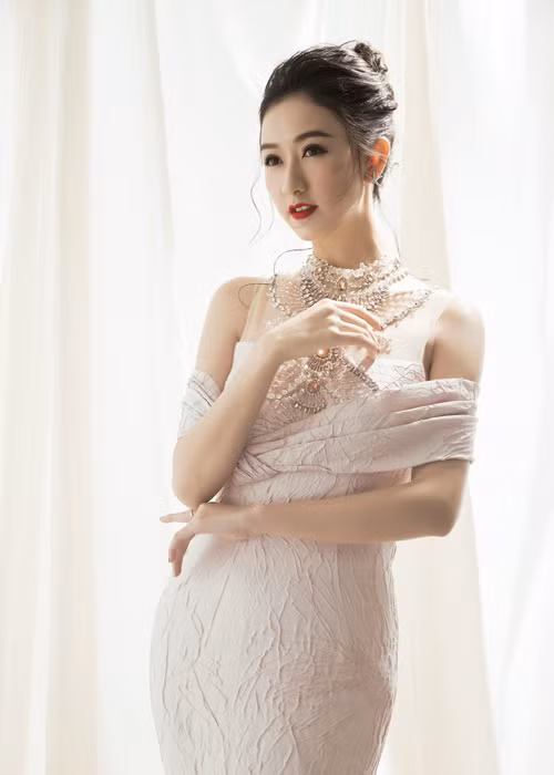 Trước đó, Hà Thu là người đẹp Việt Nam đầu tiên lọt vào bán kết cuộc thi Hoa hậu Liên lục địa 2015 (với vị trí thứ 14 chung cuộc).