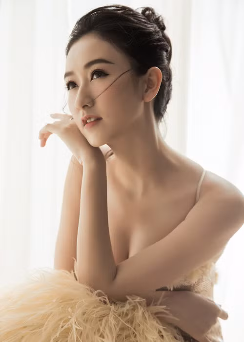 Bước sang năm 2017, với sự trưởng thành và kinh nghiệm sống tích cóp được, Hà Thu quyết tâm khẳng định giá trị bản thân bằng những dự án cá nhân táo bạo.