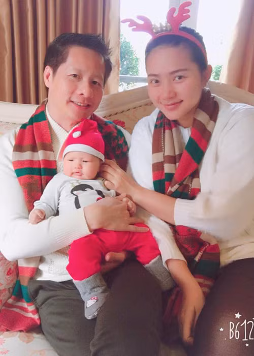 Vợ chồng Phan Như Thảo - đại gia Đức An diện đồ đôi và cùng cô con gái Bồ Câu đón Giáng sinh an lành, hạnh phúc ở nhà riêng. (Ảnh: Facebook nhân vật)