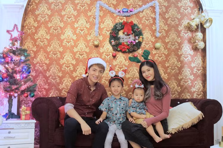 Ca sĩ Đăng Khôi cũng có một mùa Noel an lành bên gia đình của mình. (Ảnh: Facebook nhân vật)