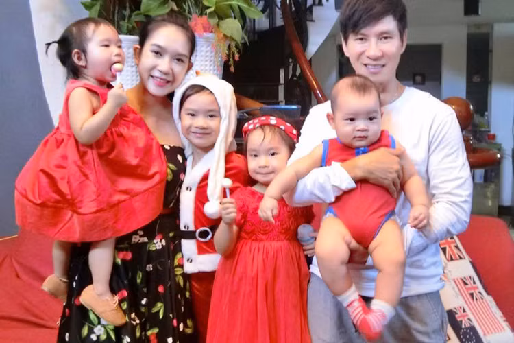 6 thành viên gia đình Lý Hải quây quần bên nhau cùng đón Noel. (Ảnh: Facebook nhân vật)