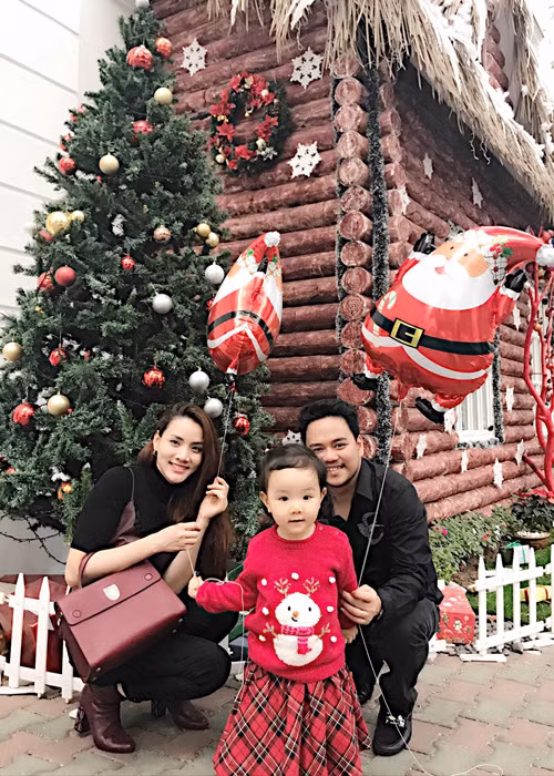 Nhân dịp công tác ở Hà Nội, diễn viên Trang Nhung cùng chồng đưa con gái Vani thăm ông bà nội và đón Giáng sinh ở thủ đô. (Ảnh: Facebook nhân vật)