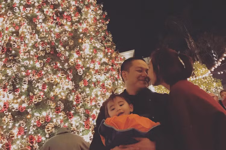 Diễn viên Kim Hiền cùng ông xã, cậu con trai Sonic và cô con gái Yvona tận hưởng một đêm Noel vui vẻ ở xứ cờ hoa. (Ảnh: Facebook nhân vật)