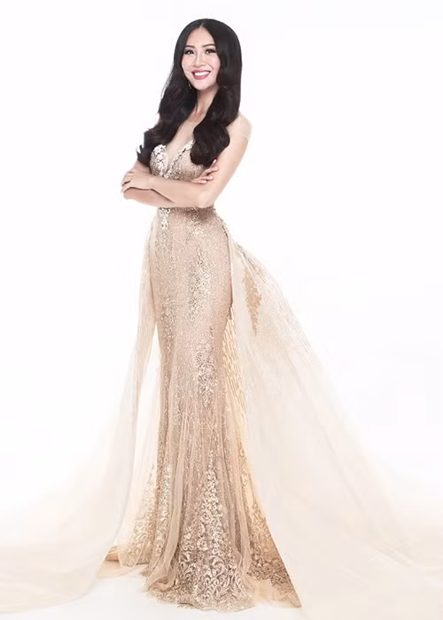 Một trong ba bộ đầm dạ hội Diệu Ngọc sẽ diện là thiết kế sắc vàng đồng kết hợp dáng váy đuôi cá bên trong cùng phần tùng xòe rộng bên ngoài. (Ảnh: Công Lý) 
