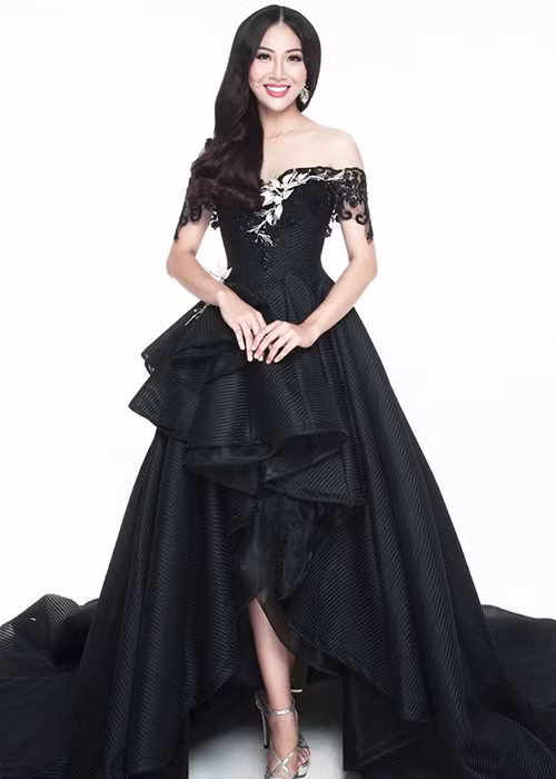 Ngoài ra, đại diện Việt Nam còn chọn bộ váy sắc đen huyền bí với cấu trúc mullet bất đối xứng của NTK Anh Thư. (Ảnh: Zing) 