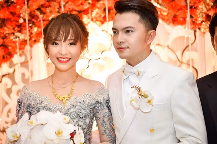 Trước đám cưới lần 3 của Chiến Thắng, hôn lễ của nam ca sĩ Nam Cường vào tháng 3/2016 cũng khiến khán giả bất ngờ. Trước đó, anh chưa từng công khai bạn gái hay chia sẻ dự định kết hôn. (Ảnh: Zing)