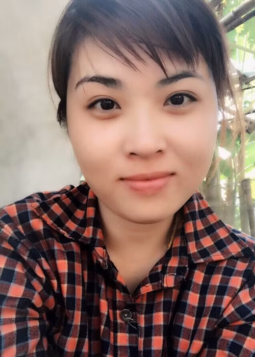 Bà xã Chiến Thắng kém chồng 15 tuổi và trông khá xinh xắn. (Ảnh: Zing)