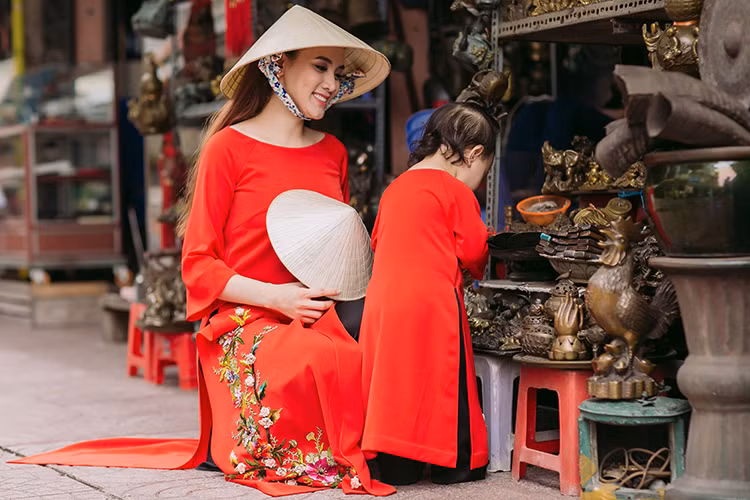Đây là lần đầu tiên con gái Trang Nhung đứng trước ống kính và đông người để chụp riêng một bộ hình nên bé còn ngại ngùng, e dè.