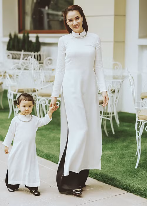 Đi ra ngoài gặp người quen ban đầu con gái Trang Nhung tỏ ra rụt rè, thăm dò nhưng đến khi quen rồi thì sẽ quấn quýt không rời.
