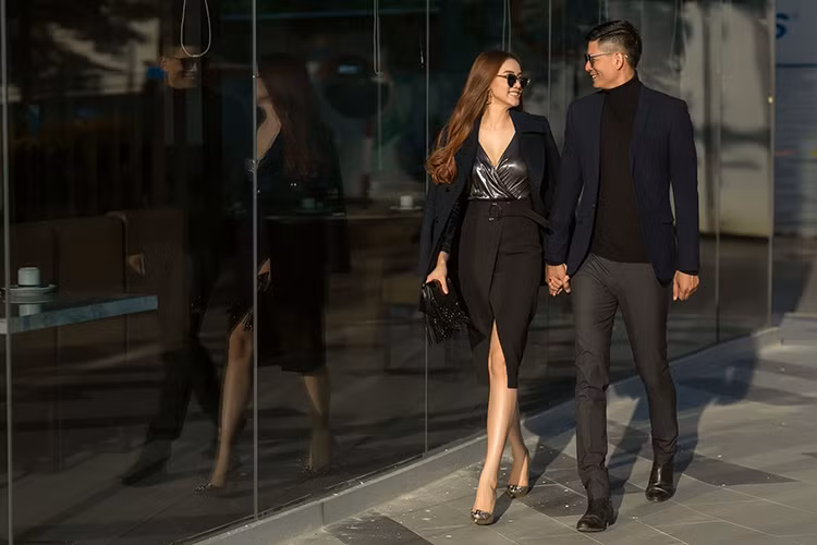 Trong bộ ảnh xuống phố, Trang Nhung hóa quý cô kiêu kỳ còn Bình Minh xuất hiện với phong thái lịch lãm.
