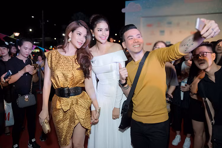 Phạm Hương và Trương Ngọc Ánh còn nắm tay vào khu vực thảm đỏ và chia vui cùng ê-kíp đoàn phim.