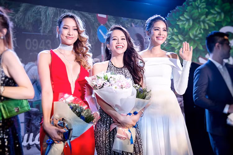 An Nguy (ở giữa) rất bất ngờ về bó hoa và không quên gửi lời cảm ơn Phạm Hương.