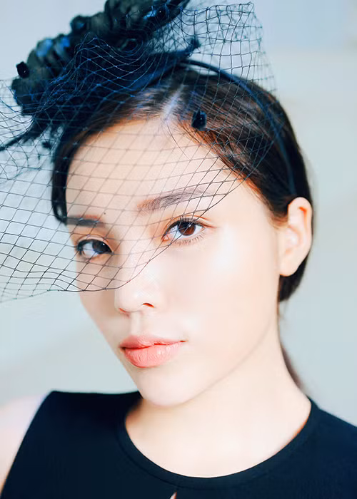 Đỗ Mạnh Cường còn kết hợp trang phục dành cho Kỳ Duyên cùng chiếc mặt nạ lưới để tái hiện hình ảnh của quý cô thành thị cổ điển, sang trọng.