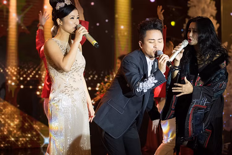 Hoa mi ban co dien Thu Ha quyen ru voi sac do-Hinh-9