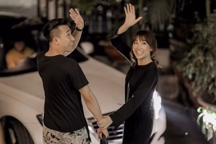 Sau buổi thử trang phục cưới, Trấn Thành - Hari Won tay trong tay ra về. Trước đám cưới, chuyện tình của cặp đôi nghệ sĩ nổi tiếng này đã trải qua không ít sóng gió. Tuy gặp nhiều khó khăn nhưng cả hai đã nắm tay nhau vượt qua tất cả. (Ảnh: Dân Việt) 