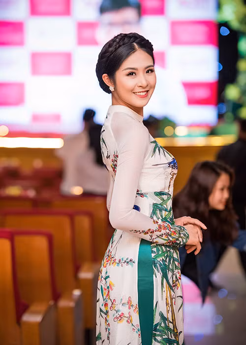 Hoa hậu Việt Nam 2010 nhanh chóng rời sự kiện để ra sân bay cho chuyến bay muộn.