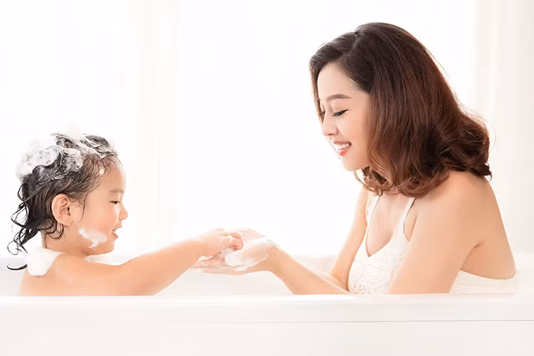 Khoảnh khắc Jennifer Phạm vui đùa cùng cô con gái nhỏ của mình trước khi lâm bồn lần thứ 3. 