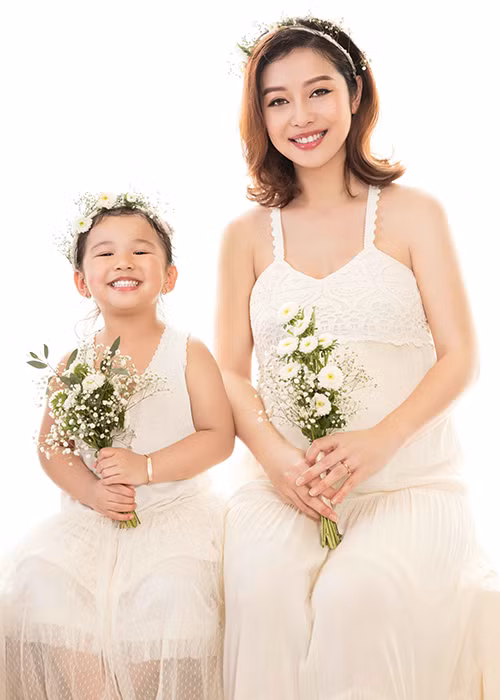 Ở bên mẹ, bé Na lúc nào cũng vui cười. Cô nhóc cũng khá hiếu động, thậm chí quậy phá như con trai. 