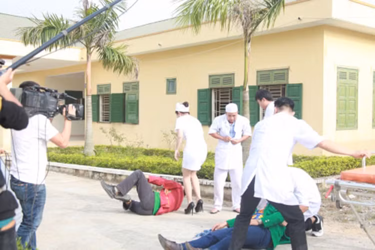 Theo lời nghệ sĩ Trung Hiếu, do diễn viên đóng nhân viên cấp cứu vấp ngã, chiếc xe băng ca chạy tự do cho đến khi lao vào vật cản khiến anh và Quang Tèo ngã xuống đất. (Ảnh: Người đưa tin)