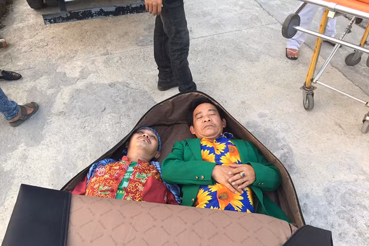 Đoàn làm phim đã một phen hú vía khi nghệ sĩ Quang Tèo và Trung Hiếu suýt bị tai nạn trên trường quay. (Ảnh: Facebook nhân vật)