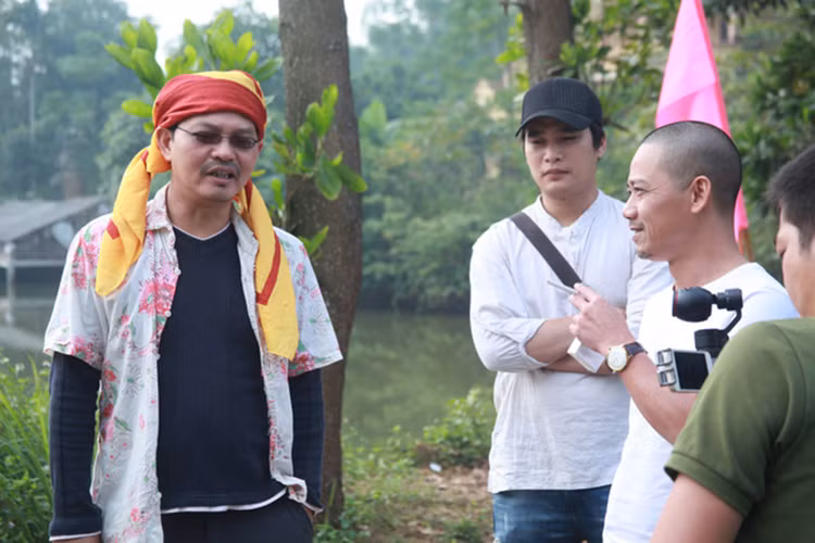 Hình ảnh nghệ sĩ nhân dân Trung Hiếu ở hậu trường “Đại gia chân đất 7”. Mới đây, anh vừa được trao quyết định điều hành Nhà hát Kịch Hà Nội. (Ảnh: VTV)