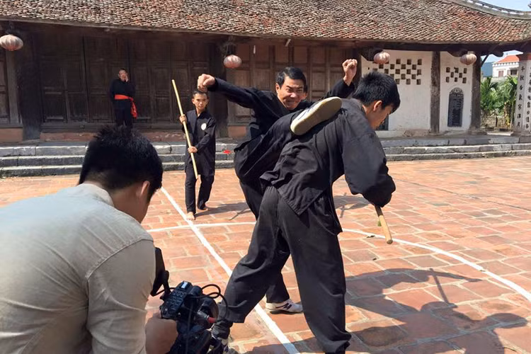 Hành động của Ngông công tử khiến võ đường của anh và một võ đường nữa xảy ra hỗn loạn vì anh vô tình trộm 1 nửa cuốn bí kíp võ công gia truyền. (Ảnh: Facebook Công Lý)