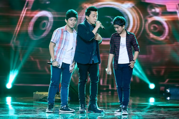 Sau khi bị loại, Thế Lân từng trở lại cuộc thi The Voice Kids 2014 ở đêm chung kết để đứng chung sân khấu với Lam Trường. (Ảnh: Zing News)