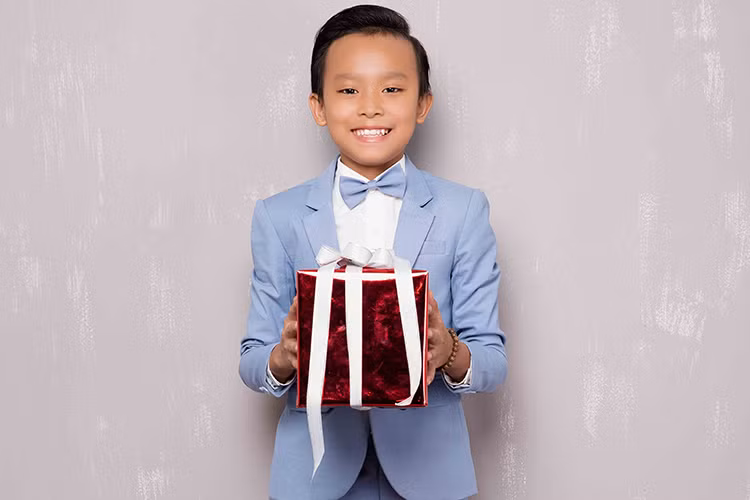 Sau khi đăng quang ngôi vị quán quân Vietnam Idol Kids 2016, Hồ Văn Cường đã cùng bố mẹ chuyển từ Tiền Giang lên Sài Gòn sống cùng mẹ nuôi là ca sĩ Phi Nhung. 