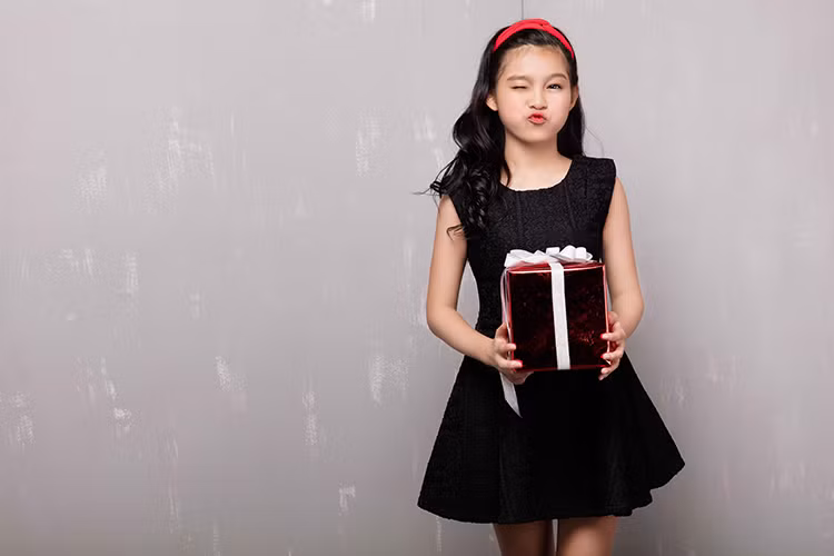 Cùng được nhận nuôi một thời điểm với hoàn cảnh tương tự, hai chị em Thiêng Ngân và Tuyết Nhung rất thân thiết. 