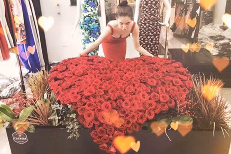 Người đẹp khoe bó hoa hồng khổng lồ trị giá khoảng 150 triệu đồng do bạn trai 8 năm tặng dịp Valentine 2016. (Ảnh: Facebook nhân vật) 