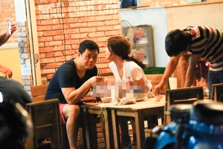 Tình mới và tình cũ của “nữ hoàng nội y” còn đều lớn tuổi. Theo đó, tỷ phú Hoàng Kiều (năm nay 72 tuổi) hơn Ngọc Trinh tận 45 tuổi còn bạn trai 8 năm hơn cô 20 tuổi. (Ảnh: VTC News) 
