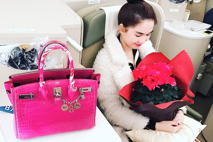 Một điểm chung nữa giữa tình mới và tình cũ của Ngọc Trinh là cả hai đều rất yêu thương, chiều chuộng cô. (Ảnh: Instagram nhân vật) 