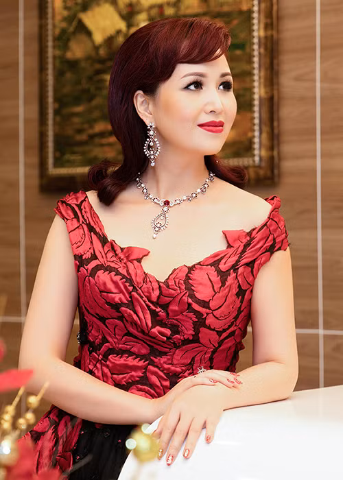 Hoa hau Dieu Hoa duoc chong ngoai quoc ho tong den su kien-Hinh-10