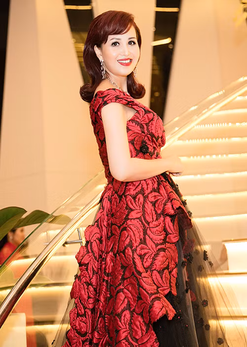 Hoa hau Dieu Hoa duoc chong ngoai quoc ho tong den su kien-Hinh-8