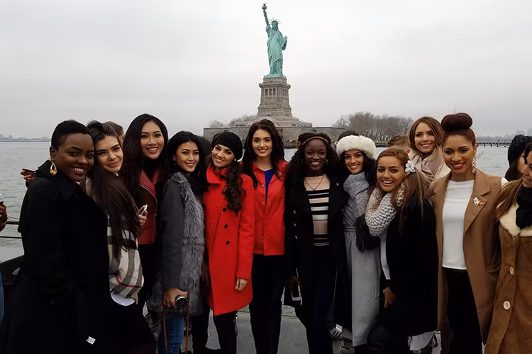 Diệu Ngọc không giấu được sự phấn khích khi lần đầu tiên đặt chân đến New York. (Ảnh: Hoa hậu Thế giới) 