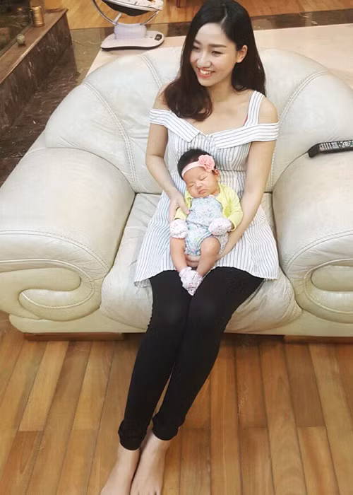 Dàn nhóc tì Vbiz chào đời năm 2016 còn có bé Khỉ - con gái Á hậu 1 cuộc thi Hoa hậu Hoàn vũ Việt Nam 2015 Trà My và doanh nhân Lê Hoàn. (Ảnh: Facebook nhân vật) 