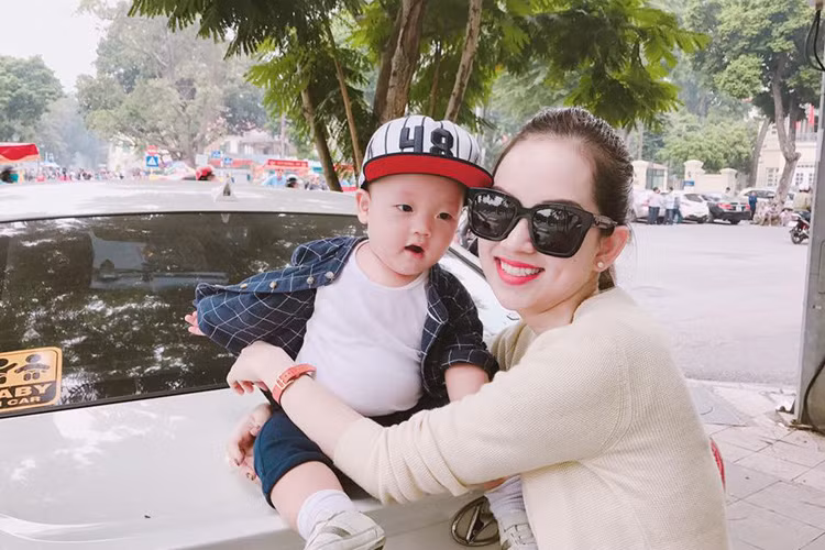 Chào đời ngày 25/3/2016, bé Khoai Tây - con trai hot girl Ly Kute và Mạc Hồng Quân hiện là một trong những nhóc tì hot nhất Vbiz bởi vẻ ngoài vô cùng đáng yêu. (Ảnh: Facebook nhân vật) 