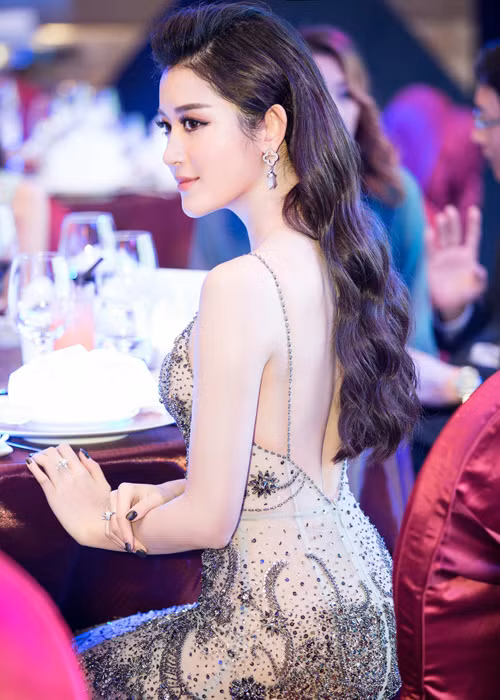 Xuất hiện tại sự kiện diễn ra tối qua, Huyền My nhanh chóng trở thành tâm điểm chú ý bởi nhan sắc lộng lẫy. 