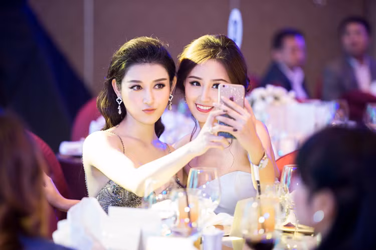 Vốn có mối quan hệ rất thân thiết, hai người đẹp trò chuyện vui vẻ và tranh thủ ghi lại nhiều hình ảnh kỷ niệm bên nhau. 