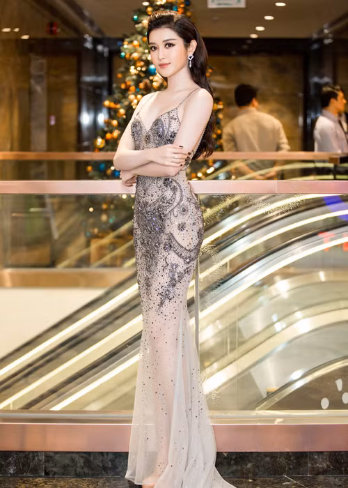Người đẹp sinh năm 1995 khoe vóc dáng gợi cảm trong bộ váy trong suốt được đính kết cầu kỳ của NTK Đỗ Long. 