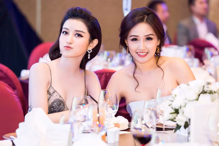 Tối 16/12, Á hậu Huyền My hội ngộ Hoa hậu Mai Phương Thúy khi cùng tham gia một sự kiện tại TP HCM. 