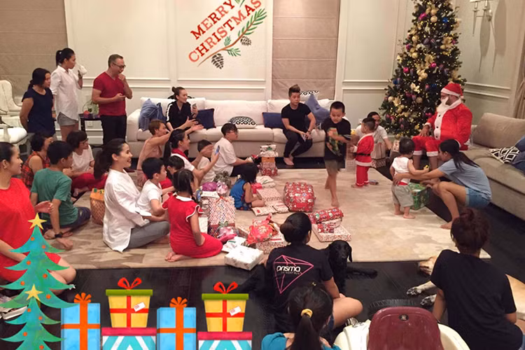 Hình ảnh vòng 2 của Tăng Thanh Hà đã được che khéo bởi biểu tượng cây thông Noel. (Ảnh: Facebook diễn viên Thân Thúy Hà) 