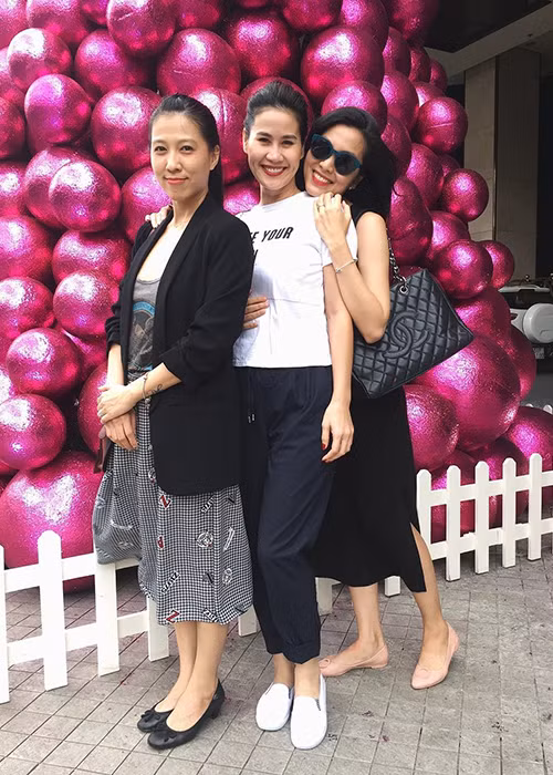 Mỗi khi xuất hiện, nữ diễn viên thường diện trang phục rộng che khéo vòng 2. (Ảnh: Facebook diễn viên Thân Thúy Hà) 