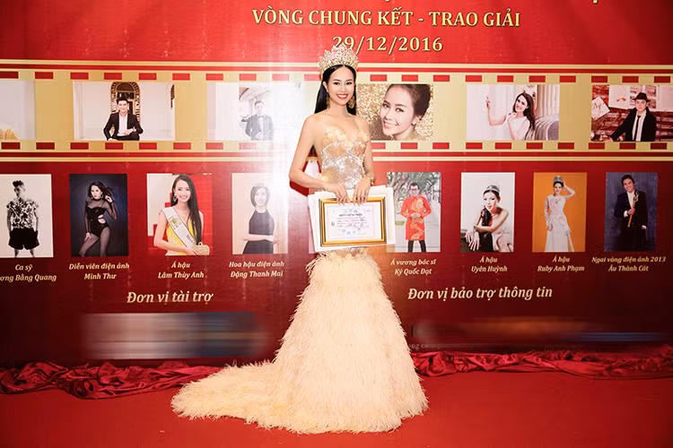 Là người mẫu trước khi lấn sân sang điện ảnh, Sella Trương có phong cách thời trang sành điệu toát lên vẻ đẹp sang trọng.