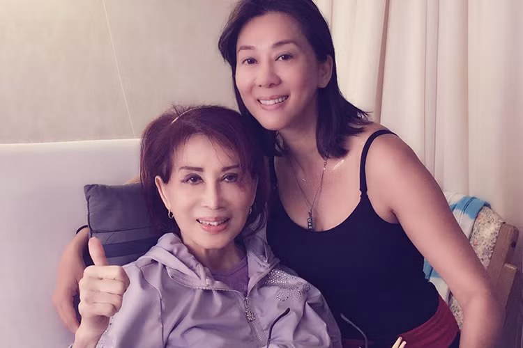 Mới đây, bà Đặng Tuyết Mai - mẹ ruột của MC Kỳ Duyên đã qua đời tại Mỹ ở tuổi 74 vì căn bệnh ung thư phổi. (Ảnh: Facebook MC Kỳ Duyên) 