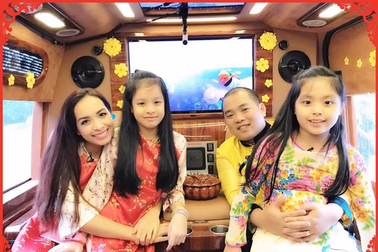 Dù vẫn còn gần một tháng nữa mới đến Tết Nguyên đán 2017 nhưng gia đình nam nhạc sĩ đã diện áo dài họa tiết hoa xuân. (Ảnh: Facebook nhân vật)