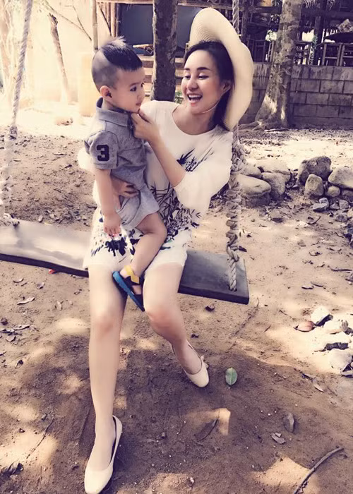 Những ngày cuối năm, nữ ca sĩ Vy Oanh dành trọn thời gian cho con trai và ông xã. (Ảnh: Facebook nhân vật)