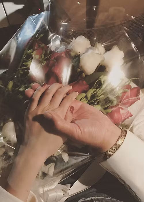 Khi vừa tới Mỹ, người đẹp cũng nhanh chóng chia sẻ hình ảnh được người yêu nắm tay và tặng bó hoa hồng. (Ảnh: Instagram nhân vật)