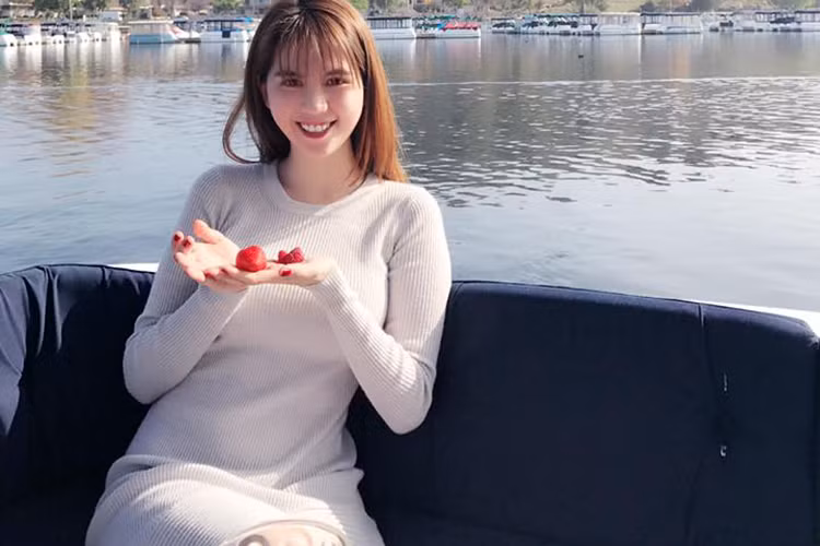 Vướng tin đồn đang hẹn hò với tỷ phú Hoàng Kiều sau khi kết thúc mối tình 8 năm, Ngọc Trinh hiện đang trở thành tâm điểm của dư luận. (Ảnh: Facebook nhân vật)